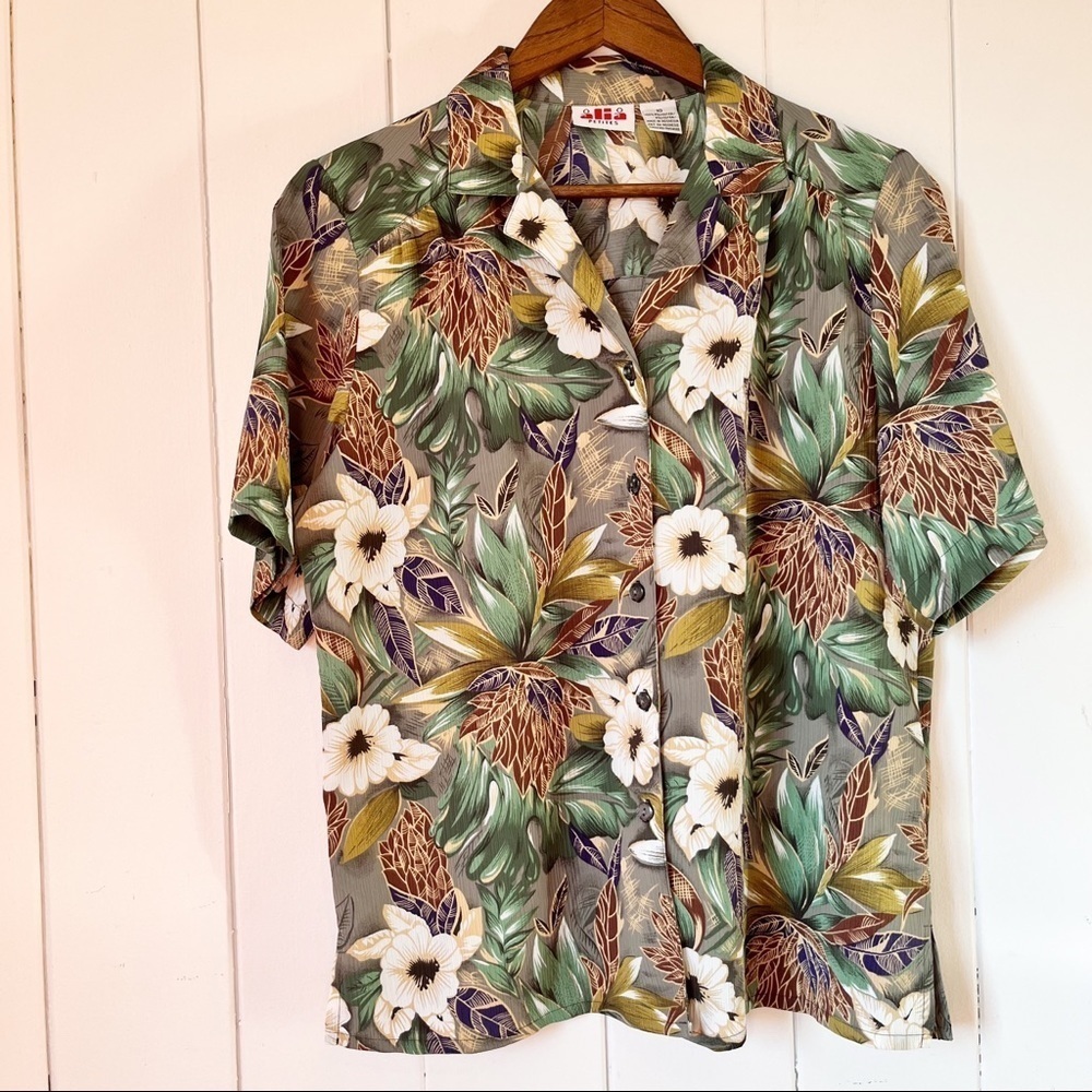 Alia Petite Button Down Shirt. Slight crinkle. Size 10.